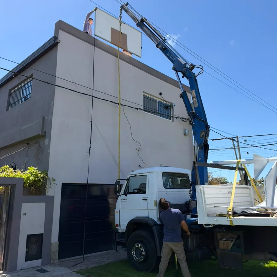Camión con hidrogrúa de SAMPI Elevación subiendo un panel a una terraza