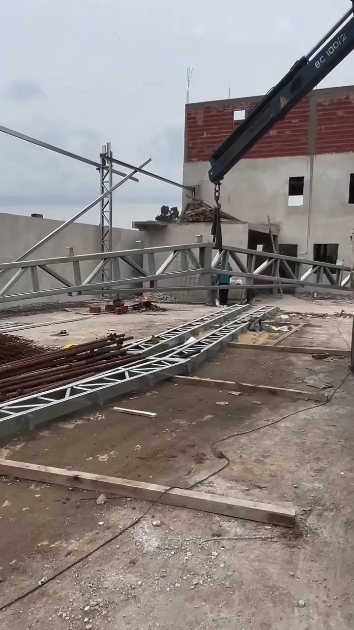Estructura de una nave de 700 metros cuadrados montada con hidrogrúa
